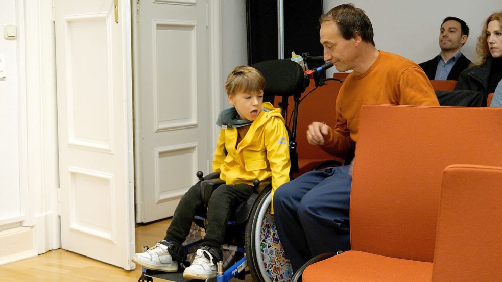Der siebenjährige Felix Tannigel und sein Vater Falko Tannigel haben den Prozess vom Zuschauerraum aus verfolgt. Foto: Markus Weymer