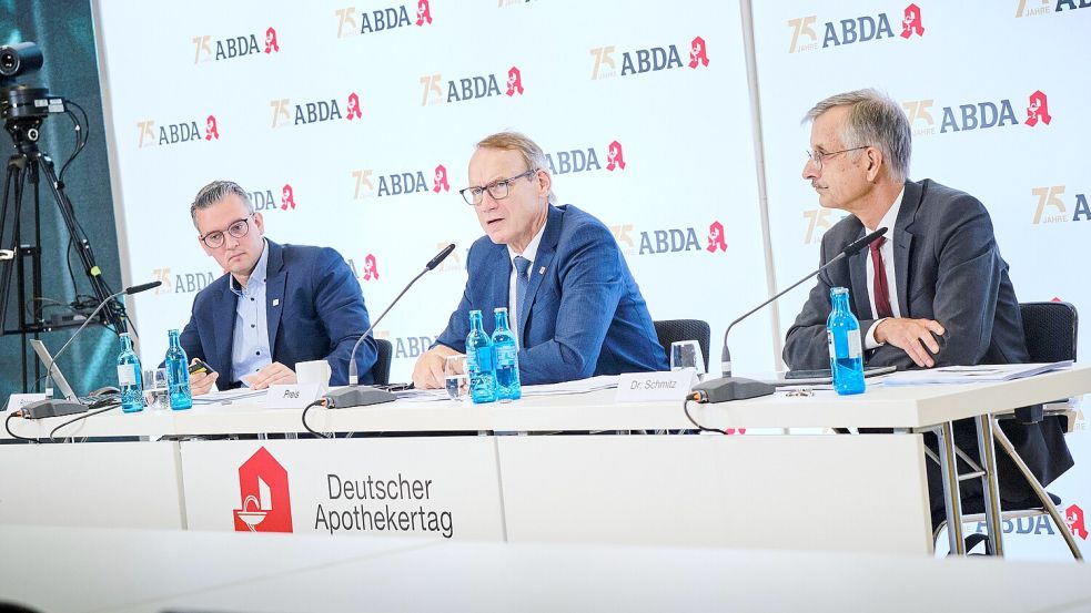 Auf dem Deutschen Apothekertag am 15. September 2025 stellte Bundesgesundheitsministerin Warken ihre Reformpläne vor. Apothekenpräsident Thomas Preis (Mitte) ist nicht von allen ihrer Ideen überzeugt. Foto: ABDA/ André Wagenzik