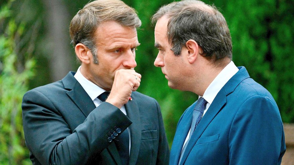 Staatspräsident Emmanuel Macron (links) bespricht sich mit dem französischen Premierminister Sébastien Lecornu (rechts). Foto: AFP/CHRISTOPHE SIMON