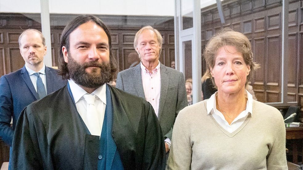 Die Angeklagte Block (rechts) steht vor Beginn des Verhandlungstags neben ihrem Anwalt im Gerichtssaal. Foto: Daniel Bockwoldt