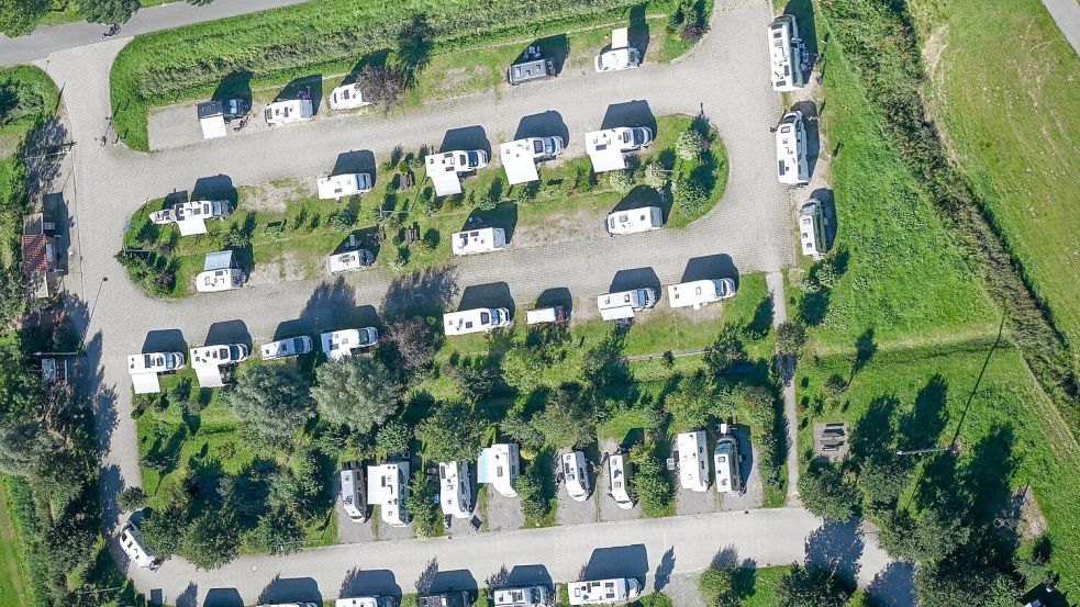 Ordentlich aufgereiht: Der Wohnmobil-Stellplatz in Ditzum. Foto: Lars Penning/dpa