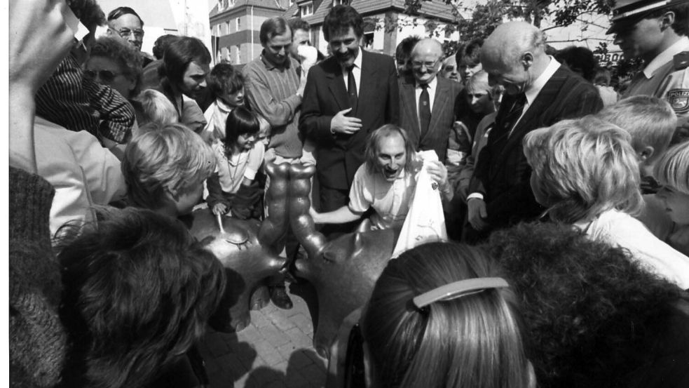 Otto Waalkes schenkte seinem Emder Stadtteil Transvaal 1987 Ottifanten-Figuren. Sie stehen auch heute noch an der Dollartstraße und sind ein beliebtes Fotomotiv. Der Stadtteil hat jetzt seinen 125. Geburtstag gefeiert. Foto: Friedrich Doden/Archiv