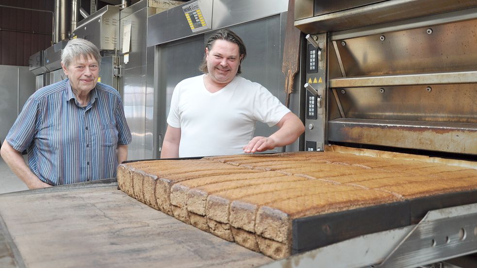 Helmuth (links) und Dieter Freese sind geballte Fachkompetenz am Backofen. Die beiden Bäckermeister haben in Blomberg einen Betrieb aufgebaut, der seit 2019 neue Wege geht. Schwarzbrot spielt dabei eine zentrale Rolle. Foto: Susanne Ullrich