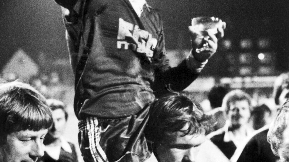 Ehrenrunde mit Sekt und auf den Schultern seines Freundes Gerd-Volker Schock: Atze Baumanns bei seinem Abschiedsspiel am 23. September 1980. Foto: NOZ-Archiv/Josef Wichmann