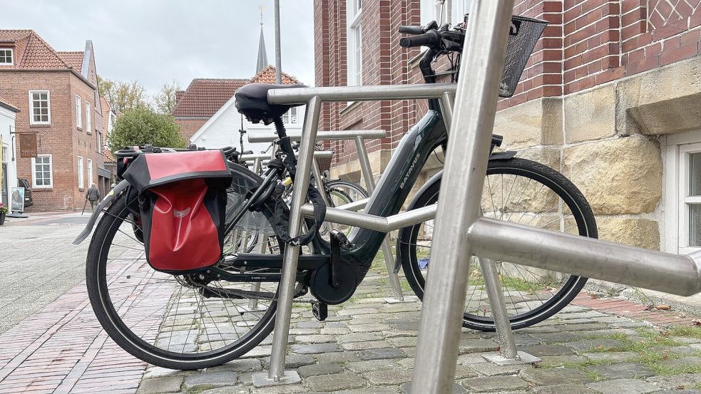 Blick auf einen festen Fahrradständer in der Auricher Hafenstraße. An solch fest installierten Abstellmöglichkeiten lassen sich auch E-Bikes sicher anschließen. Foto: Christin Wetzel