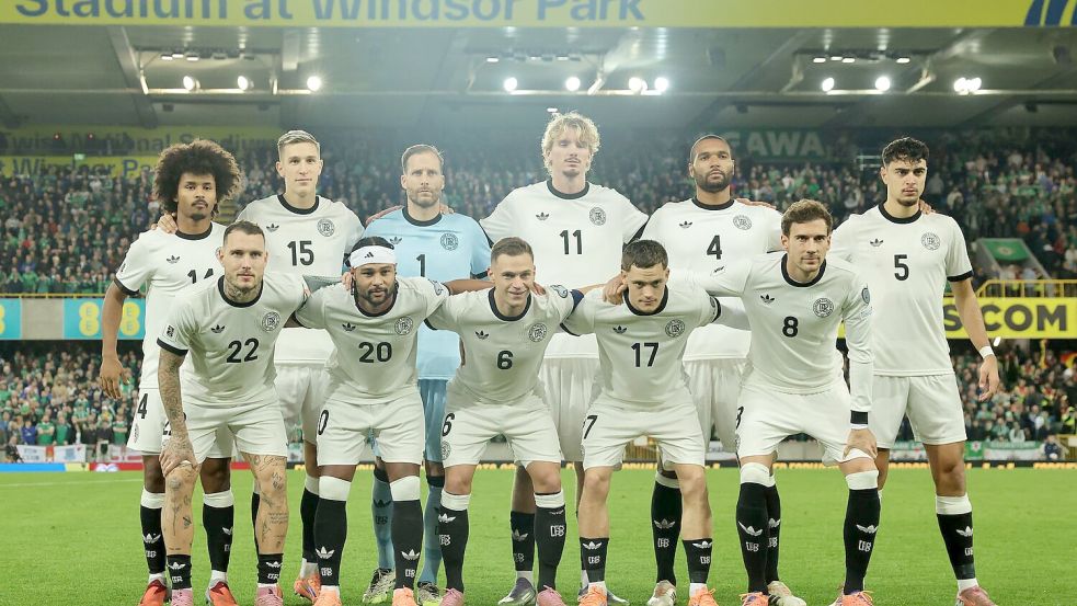 Die DFB-Elf stellt sich zum Team-Foto im Windsor Park. Foto: Christian Charisius