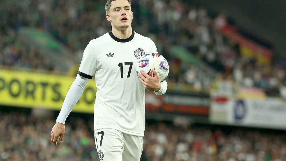 Florian Wirtz trägt den Ball zu einer Ecke. Foto: Christian Charisius