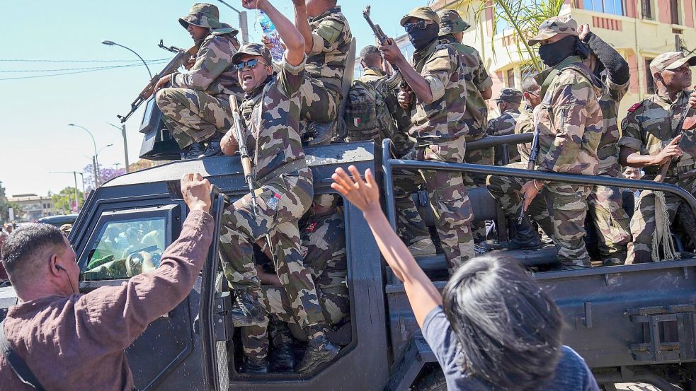 In dem Inselstaat im Indischen Ozean demonstrieren seit Ende September Zehntausende junge Menschen der „Gen Z“ - am Wochenende schlossen sich Militärs ihnen an. (Archivbild) Foto: Mamyrael/AP/dpa