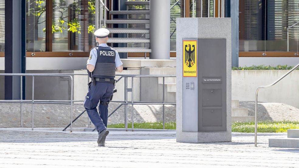 Ein Polizist bewacht das Bundesverfassungsgericht. Das hohe Haus könnte ihm schon bald mehr Gehalt verschaffen. Foto: IMAGO / Arnulf Hettrich
