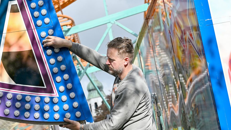 Timo von Halle baute zusammen mit seinem Team den Autoscooter ab. Foto: Klaus Ortgies