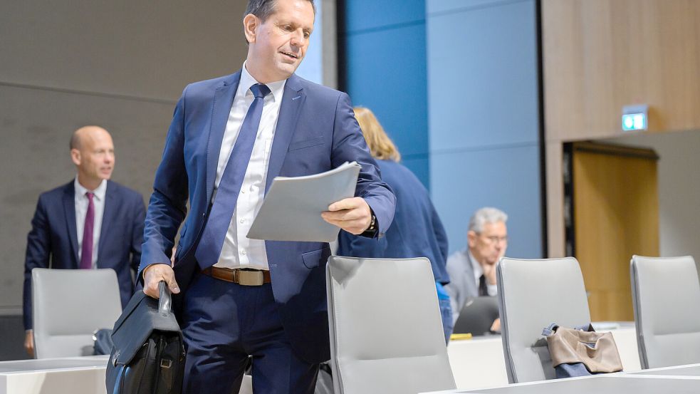 Ministerpräsident Olaf Lies auf dem Weg zu seiner Regierungserklärung im Landtag. Foto: dpa/ Julian Stratenschulte