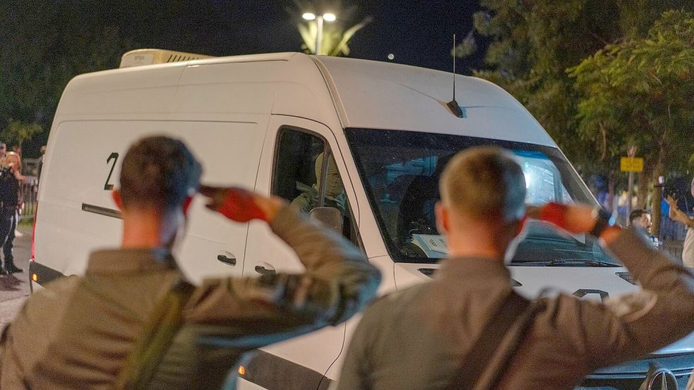 Bisher übergab die Hamas nur vier Särge. Laut Vereinbarung soll sie jedoch alle 28 toten Geiseln zurückgeben. (Archivbild) Foto: Ilia Yefimovich/dpa