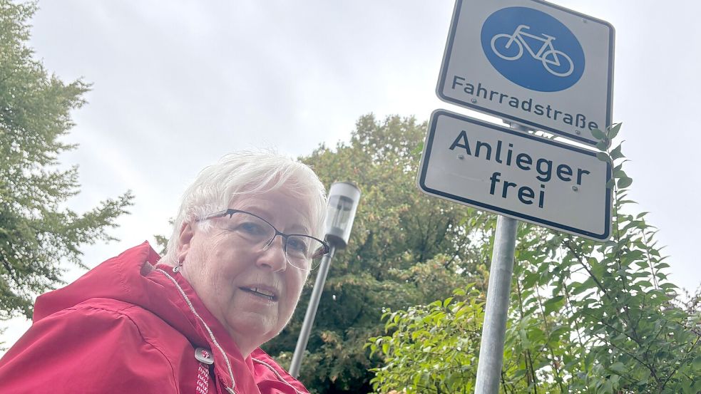 Monika Neuwald wohnt im Alten Postweg in Remels. Seit Anfang dieses Jahres ist dieser eine Fahrradstraße mit dem Zusatz „Anlieger frei“. Foto: Lars Löschen