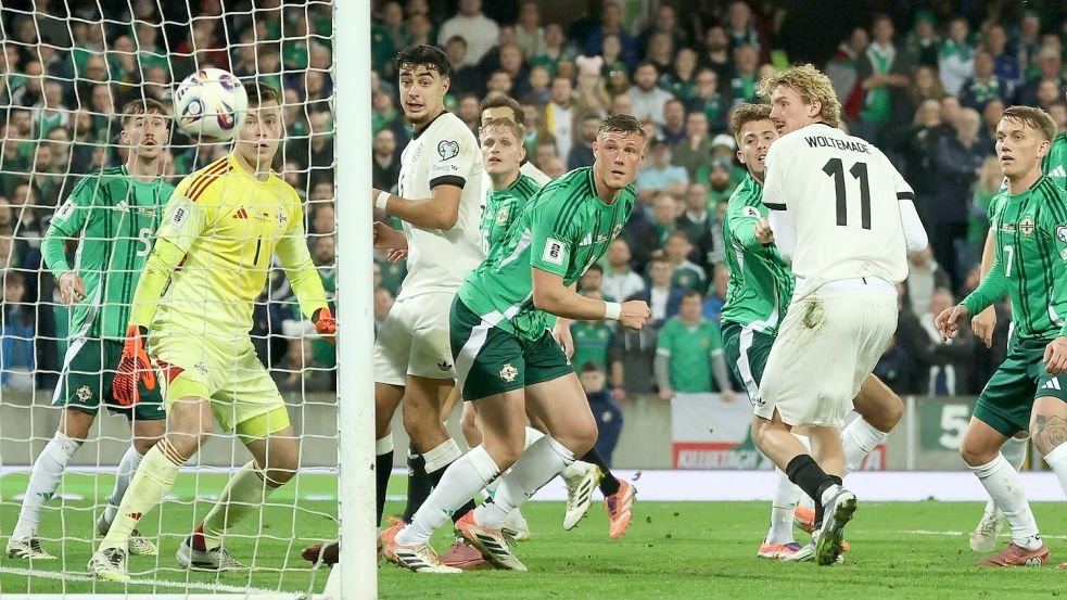 Von Woltemades Schulter ging der Ball ins Tor. Foto: Christian Charisius