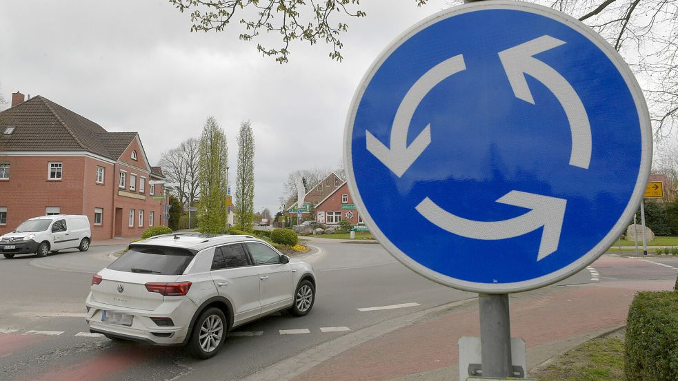 Der Kreisverkehr in Neermoor soll saniert werden. Dafür wird eine Vollsperrung erforderlich sein, die Umleitung wird ausgeschildert. Foto: Klaus Ortgies/Archiv