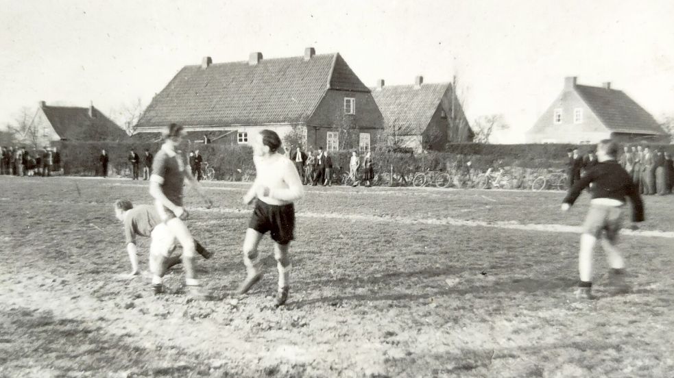 Ende der 40er Jahre trug auch der TuS Pewsum mangels eigenen Fußballplatzes seine Spiele in Groothusen aus. Das Bild stammt von der Partie zwischen Pewsum (rechts Torwart Alfred Hinrichs, links stehend Tido Bloem) und FC Loquard (Mitte Kurt Schubert).