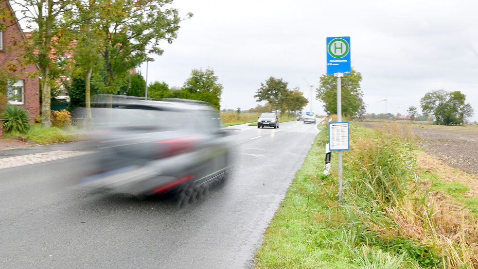 Die Bushaltestelle „Schatthausstraße“ am Ortsausgang von Pewsum. Einen Wartebereich gibt es hier nicht. Man wartet am Straßenrand auf den Bus. Das kritisiert eine Anwohnerin. Fotos: Heinz Wagenaar