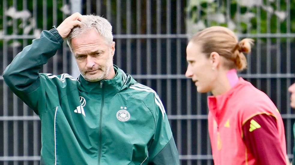 Bundestrainer Christian Wück muss auf Stammkeeperin Ann-Katrin Berger verzichten. (Archivbild) Foto: Sebastian Gollnow