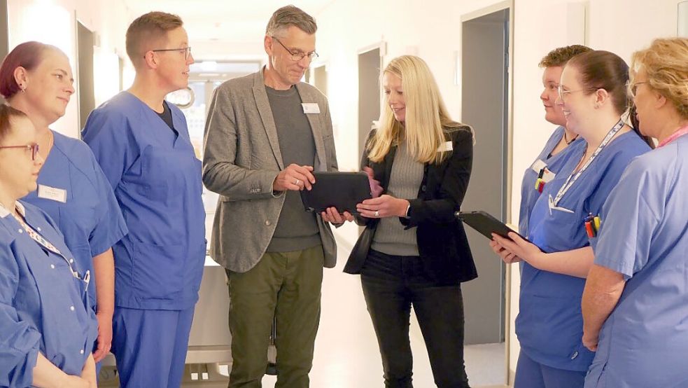 Die Pflegedirektoren Oliver Bungenstock (Mitte links) und Sonja Abbas (Mitte rechts) mit Pflegekräften.Foto: Trägergesellschaft
