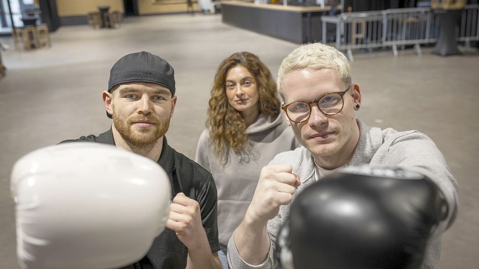 Die drei Organisatoren von "The Ring" in der Botschaft: Lukas Heynemeier (Personal Trainer und Boxer), Torben Heuer (Unternehmer, Boxer) und Eventmanagerin Evgenia „Jenna“ Shreyner. Foto: Swaantje Hehmann