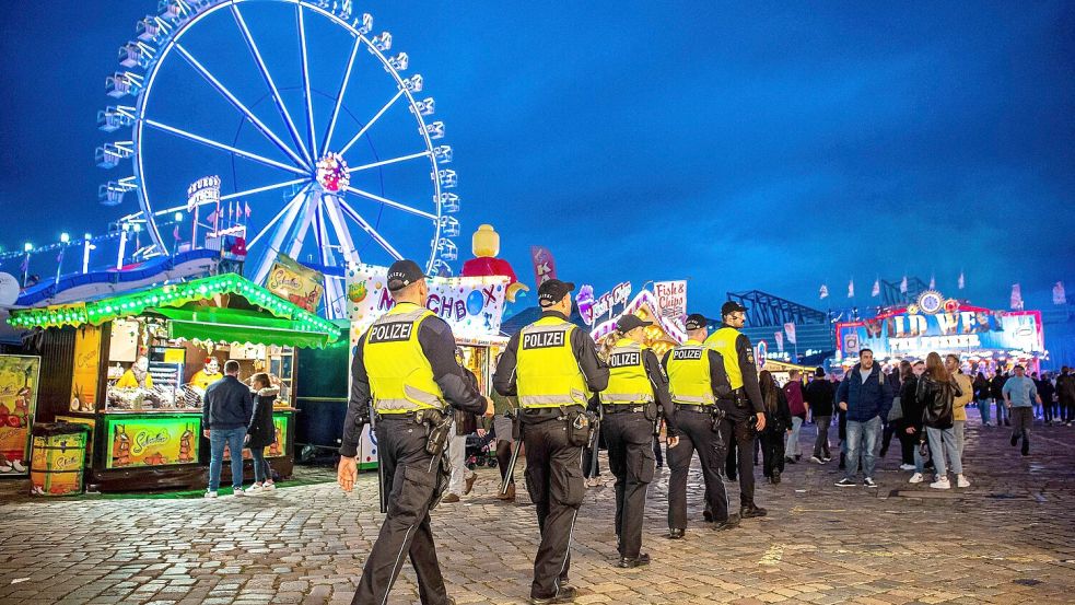 Polizei und Sicherheitskräfte sorgen auf dem 990. Bremer Freimarkt vom 17. Oktober bis 2. November für die Sicherheit der Besucher. Foto: Sina Schuldt / dpa