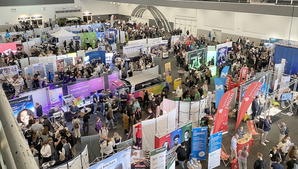 Mehr als 120 Aussteller informierten Schülerinnen und Schüler in der Emder Nordseehalle über die Ausbildungsberufe und Karrieremöglichkeiten in Ostfriesland und umzu. Foto: privat