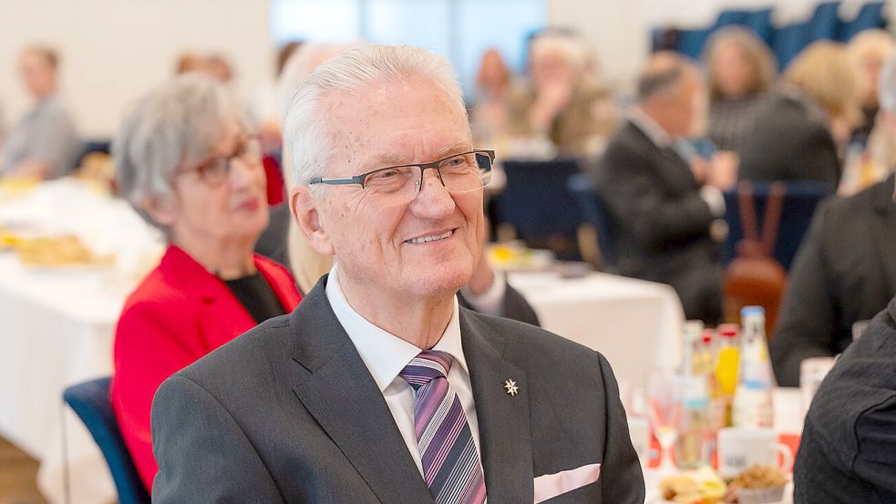 Hans Hunfeld erhielt das Bundesverdienstkreuz für sein langjähriges Engagement bei der Johanniter-Unfall-Hilfe in Aurich. Foto: Landkreis Aurich
