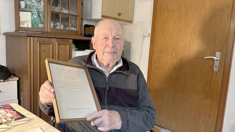 Albert Roskamm und seine Ehrenurkunde für die lebensgefährliche Rettung aus dem Eis. Fotos: Lotta Groenendaal