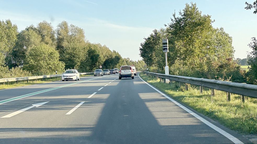 So sehen sie aus, die neuen Blitzer auf der Bundesstraße 210 zwischen Jever und dem Wilhelmshavener Kreuz, an dem die Verkehrsader auf die Autobahn 29 trifft. Foto: Susanne Ullrich