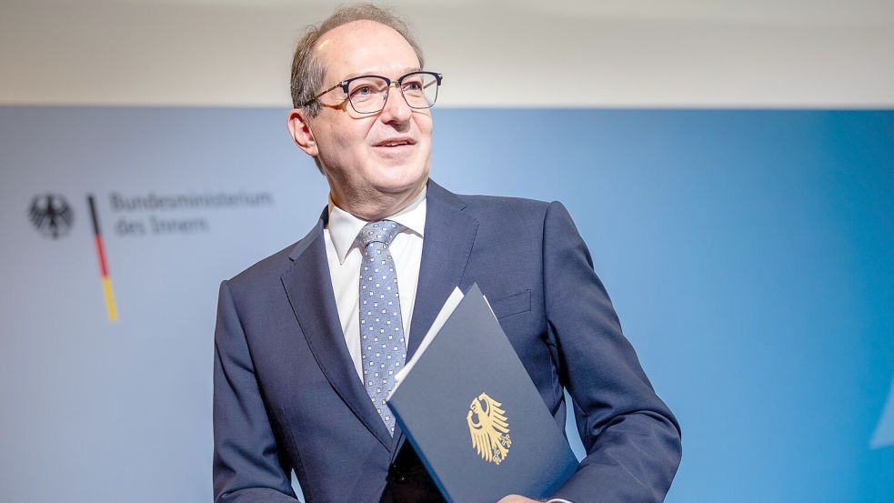 Bundesinnenminister Alexander Dobrindt. Das Drittstaaten-Modell und die damit verbundene Outsourcing-Idee gehören für den CSU-Mann zu den möglichen Optionen bei der Reform des Asylsystems. Foto: dpa/Michael Kappeler