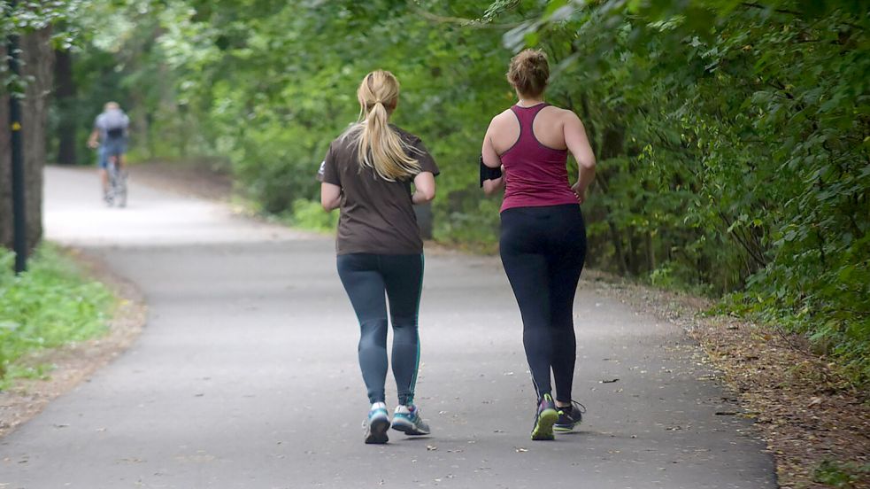 In Emden sind mindestens drei Frauen Opfer eines Mannes geworden, der sie beim Joggen oder Spazieren sexuell belästigte und an den Hintern fasste. Symbolfoto: Pixabay