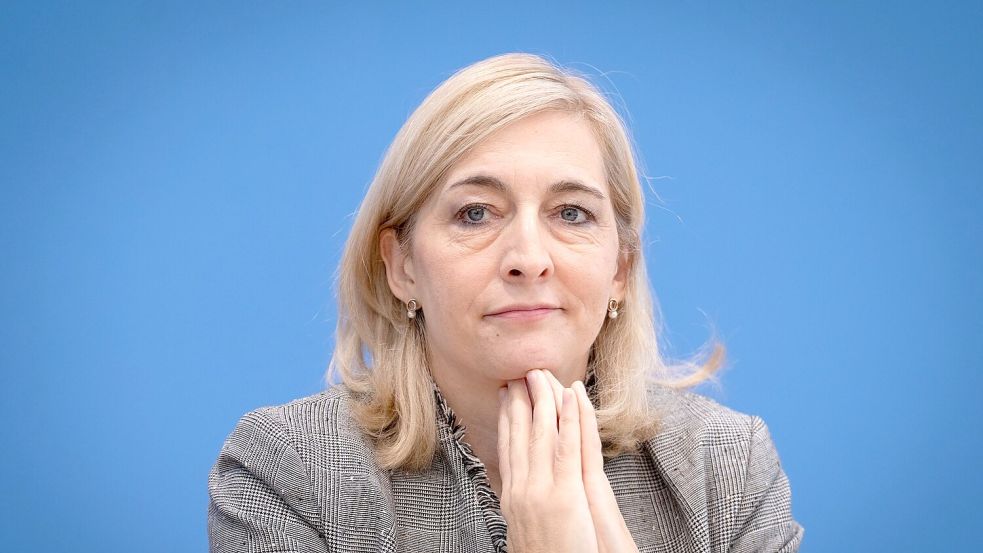 Ministerin Warken will jetzt vor allem bei den Klinik-Vergütungen sparen. (Archivbild) Foto: Soeren Stache