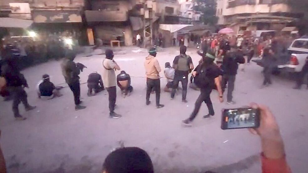 Als einer der ersten innenpolitischen Reaktionen auf den Waffenstillstand hat die islamistische Hamas mehrere Menschen auf offener Straße hingerichtet und ein Video davon im Netz hochgeladen. Die Opfer sollen für Israel gearbeitet haben. Foto: AFP