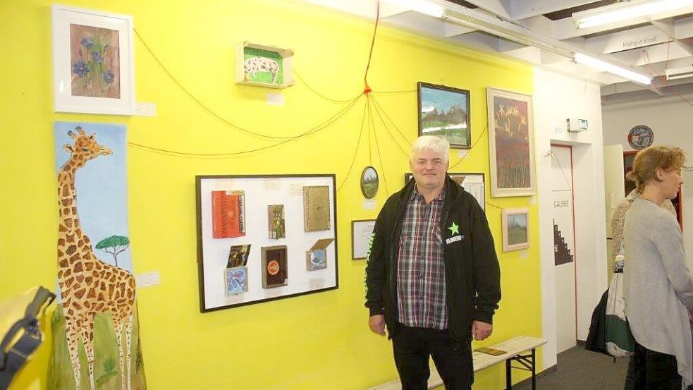 Detlef de Wendt verwendet für seine Werke Acrylfarben auf Holz oder Pappe, wie er in seinem Vortrag während der Ausstellungseröffnung erläuterte. Foto: Niet