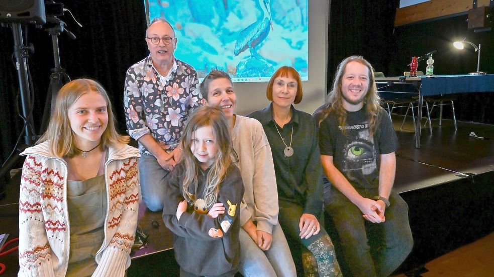 Sie gestalteten das abwechslungsreiche Programm beim 5. Tag der Science-Fiction-Literatur in Ostfriesland (vorne, von links): Pia Marie Hegmann, Frankie und Yvonne Tunnat, Bettina Wurche und Luc François. Norbert Fiks (im geblümten Hemd) organisierte die Veranstaltung im Leeraner Kulturspeicher. Foto: Klaus Ortgies