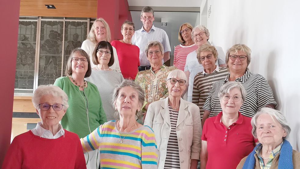 Derzeit sind 18 Frauen im Kunst-Laden aktiv. Einige von ihnen haben sich mit Shop-Leiter Gerhard Teerling zu einem Gruppenfoto aufgestellt. Foto: privat