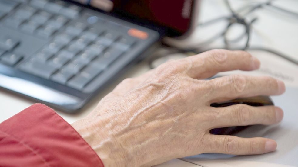 Wer auch im Alter arbeitet, soll bis zu 2.000 Euro steuerfrei verdienen können. (Symbolbild) Foto: Tim Brakemeier/dpa