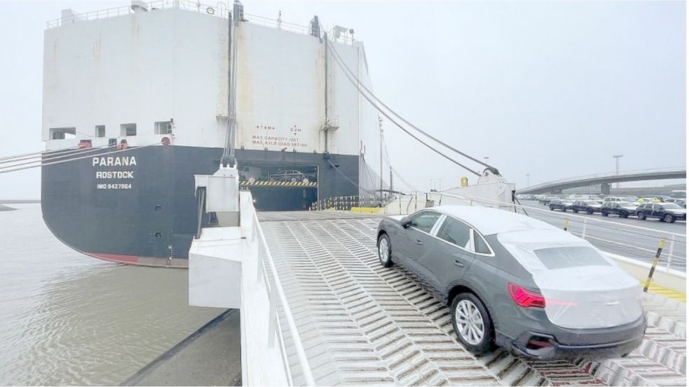 Der Autofrachter „Parana“ legt regelmäßig im Emder Hafen an. Foto: Archiv/Gordon Päschel
