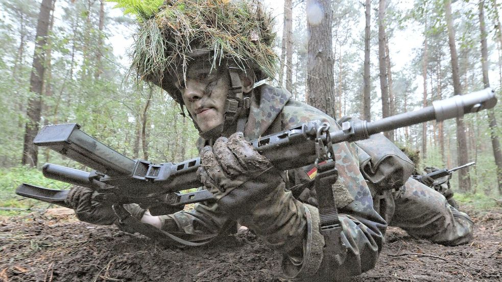 Wie sollte die Zukunft der Bundeswehr aussehen? Über diese Frage wird gestritten. (Archivbild) Foto: Peter Steffen/dpa