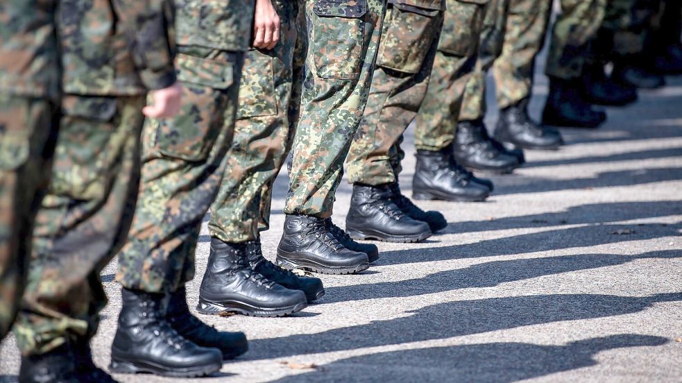 Antreten, Märsche, Schießübungen – sollten in den nächsten Jahren nicht genügend Freiwillige bei der Bundeswehr zusammenkommen, könnte auch die Wehrpflicht wiederbelebt werden. Foto: Sina Schuldt