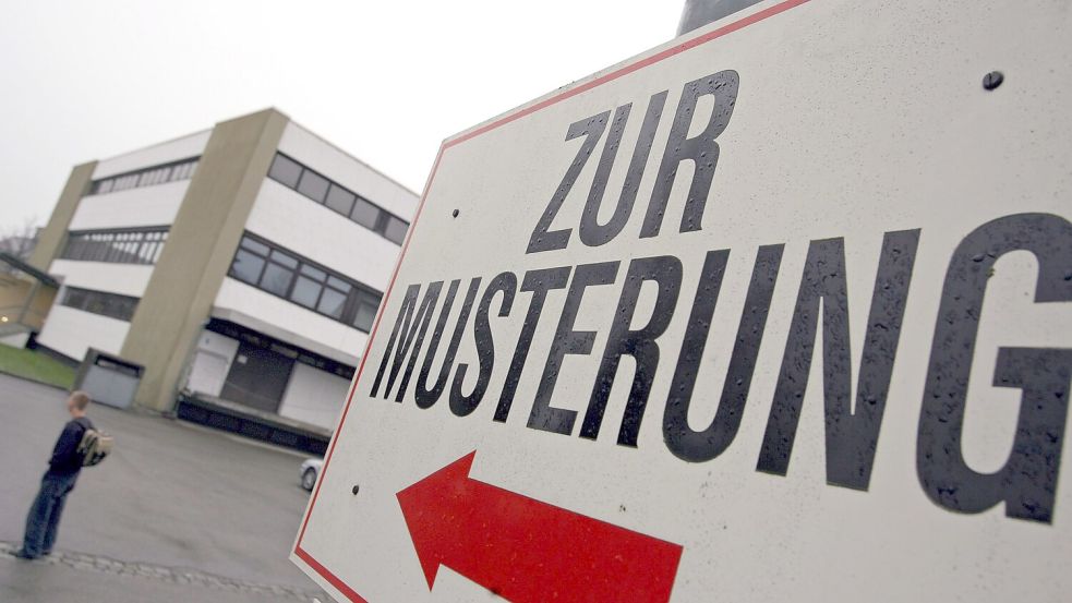Sollen alle junge Männer wieder gemustert werden oder nur ein durch Losverfahren ausgewählter Anteil? Das ist eine der Streitfragen in der Diskussion über den künftigen Wehrdienst. Foto: picture alliance / dpa