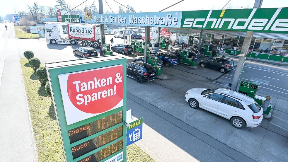 In Österreich tankt es sich in der Regel günstiger - das liegt aber nicht daran, dass die Preise nur einmal pro Tag angehoben werden dürfen. (Symbolbild) Foto: Felix Kästle