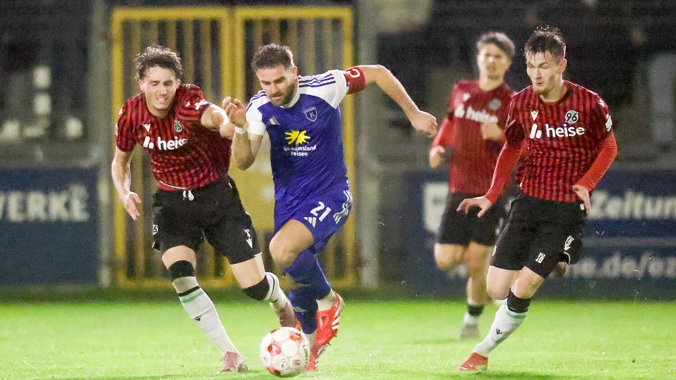 Tido Steffens (Mitte) traf mit Kickers Emden auf Hannover 96 II. Foto: Doden/Emden