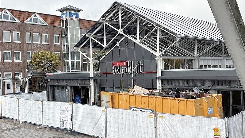 Die Arbeiten an der Markthalle beginnen. Die Bauzäune stehen bereits. Foto: Karin Böhmer