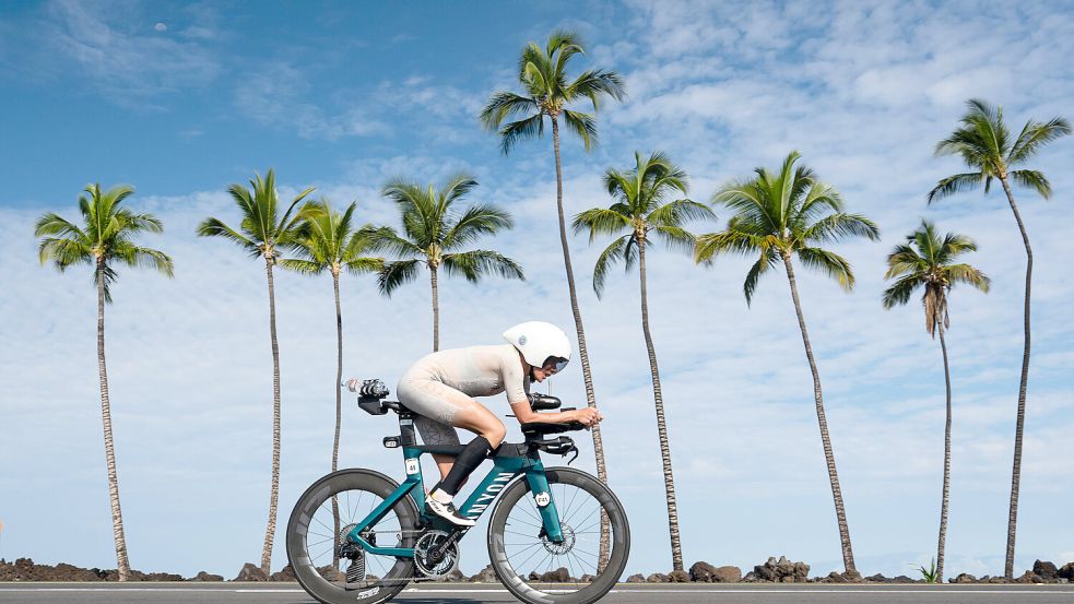 Triathletin Leonie Konczalla erlebte auf der ersten Hälfte der 180,2 Kilometer ein „hitziges Radfahren“: Das hielt sie bei der Ironman-Weltmeisterschaft 2025 auf Hawaii aber nicht davon ab, unter die Top-10 der Welt zu kommen. Foto: IMAGO/Beautiful Sports