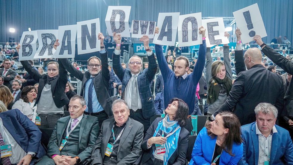 Aktivisten halten im Februar beim Bundesparteitag der CDU in Berlin die Buchstaben für „Brandmauer!“ hoch. Foto: Kay Nietfeld/dpa