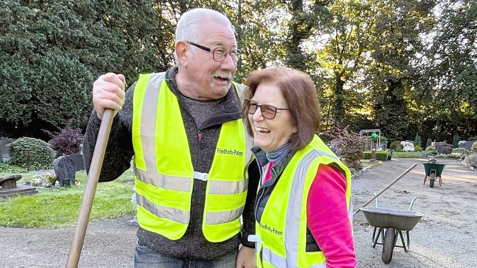Siegmund Südema und Edeltraud Benson treten den Beweis an, dass der Friedhof nicht nur ein trauriger Ort ist. Die Friedhofs-Paten haben auch viele Gründe, gemeinsam zu lachen. Foto: Nicole Böning