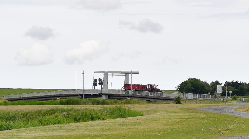 Im Sommer wurde Material aus der ehemaligen Gasförderplattform mit Lastwagen abtransportiert, hier über die Klappbrücke Leybucht östlich des Greetsieler Jachthafens. Foto: Heinz Wagenaar/Archiv