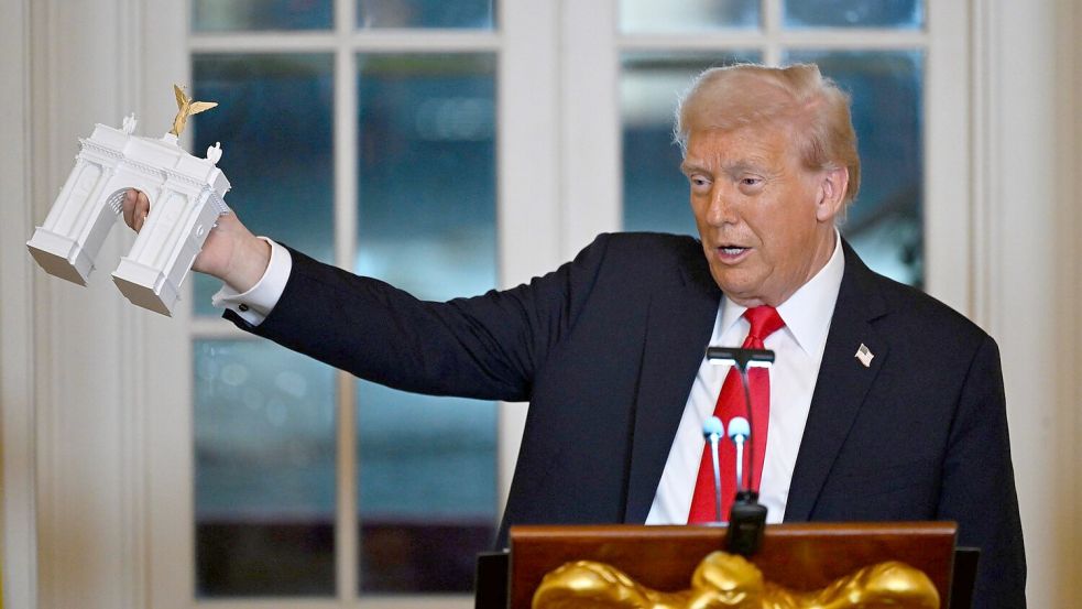 Trump stellte bei einem Spendendinner ein Modell für einen Triumphbogen in der US-Hauptstadt Washington vor. Foto: John McDonnell/AP/dpa