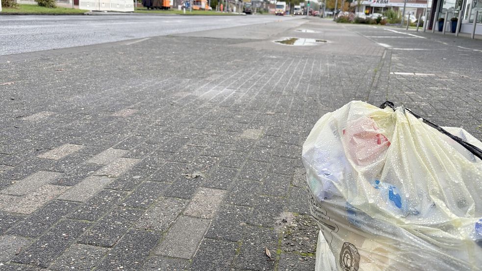 In Ostrhauderfehn sind an diesem Donnerstag Müllsäcke liegen geblieben. Foto: Dirk Hellmers